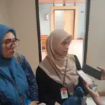 Lilis Susanti (kanan) saat diwawancarai media.(Feri/Radar Garut)