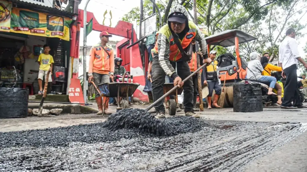 Legislator PKS: Pengawasan Proyek Jalan Harus Diperketat Petugas memperbaiki jalan berlubang di Jalan Ibrahim Adjie, Kota Bandung (Foto: Dokumen Jabar Ekspres)