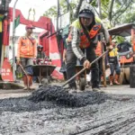 Petugas memperbaiki jalan berlubang di Jalan Ibrahim Adjie, Kota Bandung (Foto: Dokumen Jabar Ekspres)