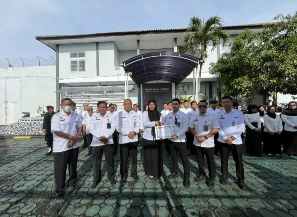 Bangga! Pegawai Lapas Garut Juara di Ajang Kakanwil Ditjenpas Jabar Cup 2025 Pegawai Lapas Garut Rd. Dicky Prawira Terima Piagam Penghargaan, Juara di Kakanwil Ditjenpas Jabar Cup 2025