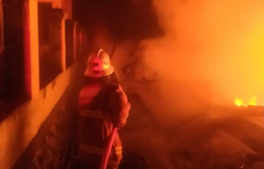 Dua Rumah Hangus Dilahap Api di Sukawening Garut, Kerugian Ditaksir Puluhan Juta 2 Rumah Hangus terbakar di Sukawening Garut, Kerugian Mencapai Puluhan Juta Rupiah