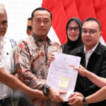 Menteri Sekretaris Negara (Mensesneg) Prasetyo Hadi bersama Wakil Ketua DPR Sufmi Dasco Ahmad menyerahkan draf