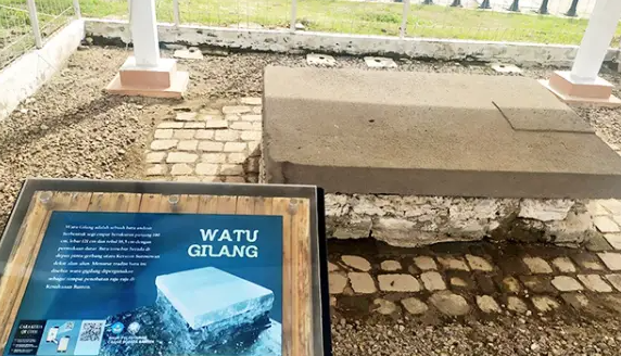 Watu Gilang Keraton Surakarta: Simbol Kekuasaan dan Spiritual dalam Jumenengan PB XIV watu gilang keraton surakarta