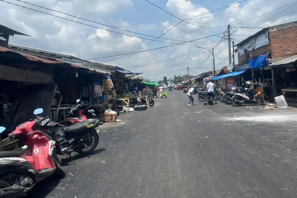 Revitalisasi Hampir Rampung, Pasar Ciawitali Garut Siap Masuki Tahap Lanjutan di 2026 Jalan Utama Pasar Ciawitali Garut sudah di Hotmix (Rizka/Radar Garut)