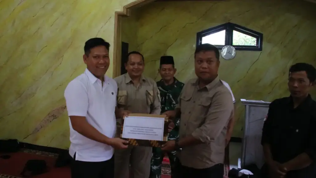 Kalapas Garut Rusdedy (kiri/pakaian warna putih)