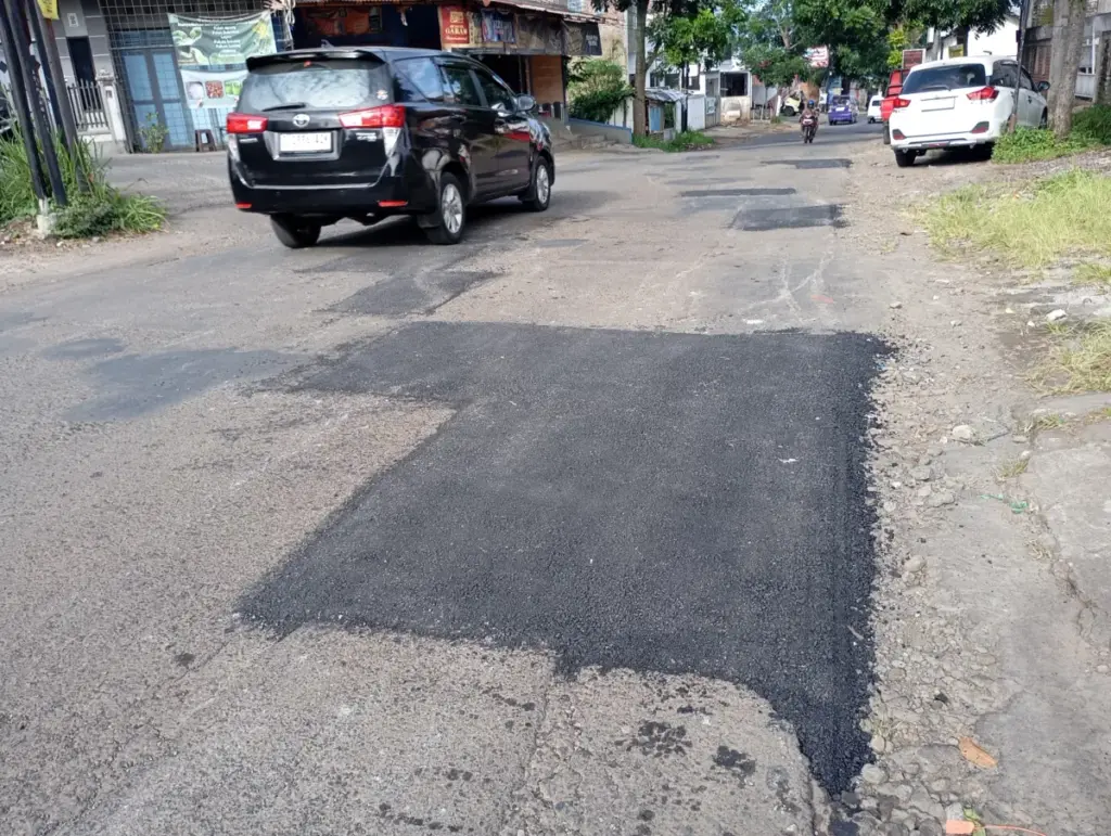 Keluhan Warga Terjawab, Jalan yang Rusak di Karangpawitan Garut Akhirnya Ditambal Beberapa titik jalan berlubang di ruas Jalan Gatot Subroto yang ditambal. (Ale/Radar Garut)