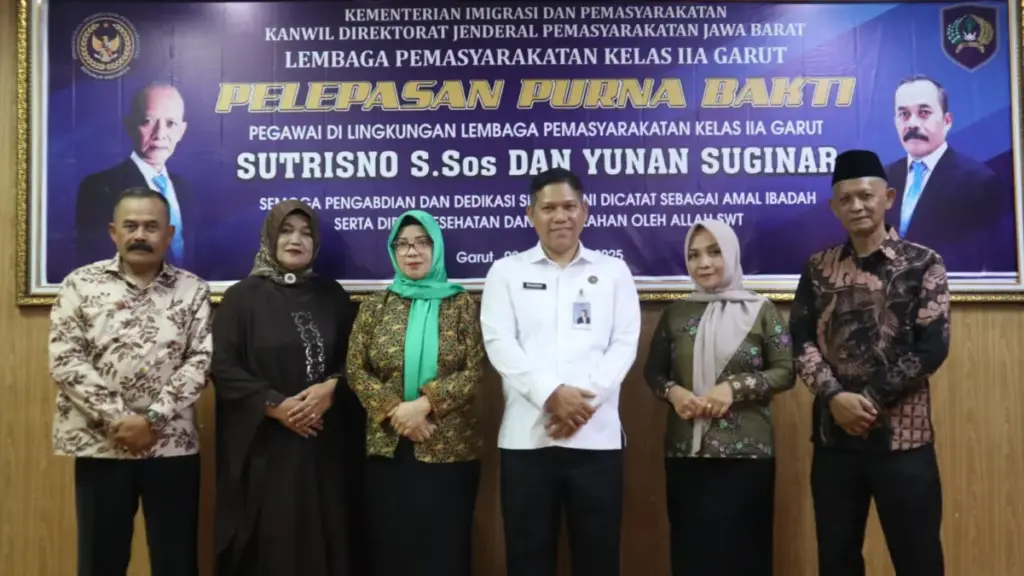Lapas Garut Lepas Dua Pegawai Purna Bakti: Momen Haru Penuh Apresiasi untuk Yunan Suginar dan Sutrisno Momen foto bersama Kalapas Garut bersama keluarga dua pegawai purna bakti