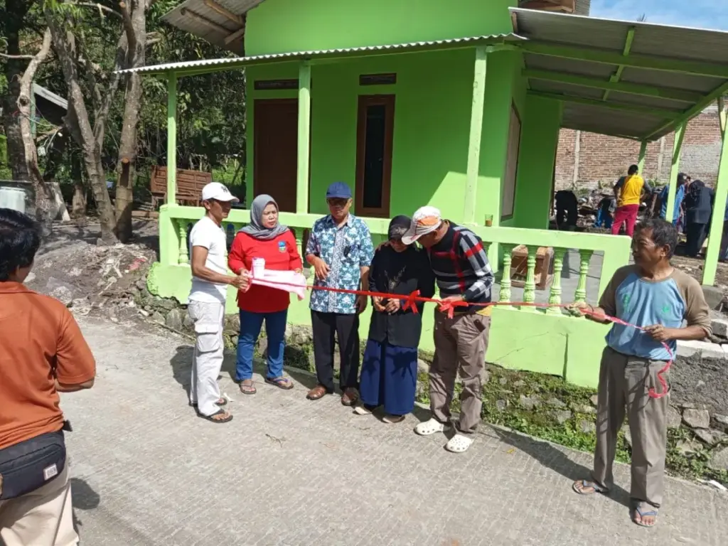 Penyerahan rumah hasil bedah rumah dari donatur H. Isep kepada pemilik rumah Tarsiah disaksikan Camat Agus