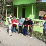 Penyerahan rumah hasil bedah rumah dari donatur H. Isep kepada pemilik rumah Tarsiah disaksikan Camat Agus