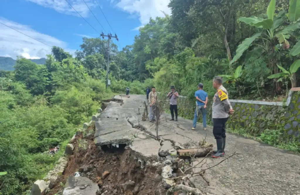 Pihak Kepolisian meninjau lokasi Jalan Kabupaten di Cikelet yang Amblas hingga 50 Meter. (Istimewa)