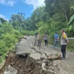Pihak Kepolisian meninjau lokasi Jalan Kabupaten di Cikelet yang Amblas hingga 50 Meter. (Istimewa)