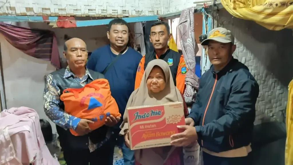 Yudha Puja Turnawan Tinjau Dua Lansia di Sucikaler yang Hidup di Rumah Tak Layak Huni Yudha Puja Turnawan bersama petugas BPBD memberikan bantuan kepada emak Jaja