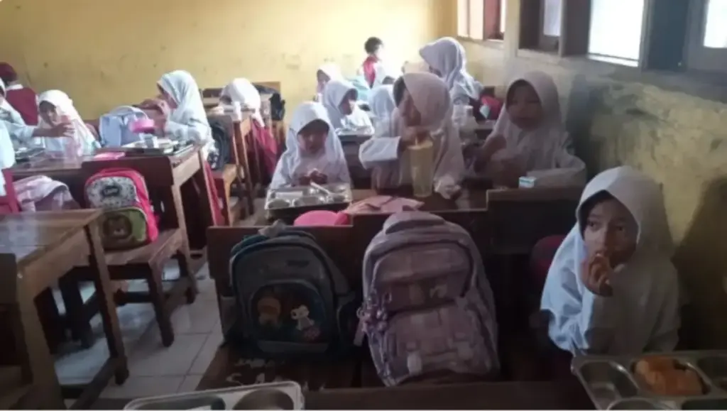 Diskanak Garut Upayakan Olahan Susu Sapi Masuk Program MBG Siswa SD yang menerima MBG di Garut. (Feri)