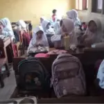 Siswa SD yang menerima MBG di Garut. (Feri)