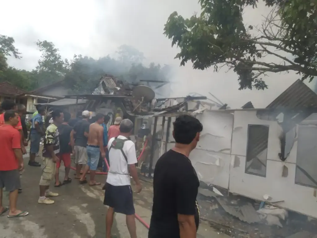 Akibat Korsleting Listrik, 2 Rumah Serta Pom Mini Terbakar di Cisompet Garut Akibat Korsleting Listrik, 2 Rumah Serta Pom Mini Terbakar di Cisompet Garut. (Istimewa)