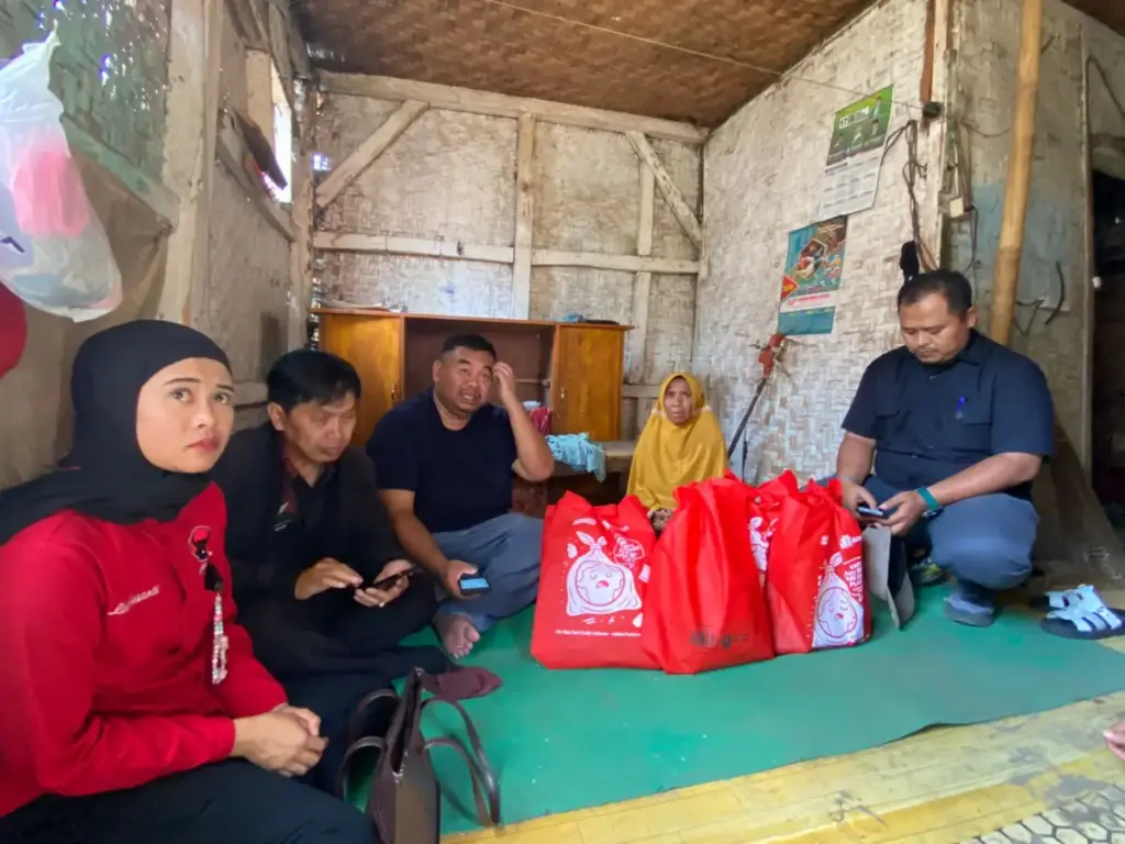 Aminah Lansia di Cimuncang Rumahnya Nyaris Ambruk, Tak Dapat Bansos Apapun Yudha Puja Turnawan Anggota DPRD Garut memberikan bantuan kepada Emak Aminah