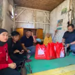 Yudha Puja Turnawan Anggota DPRD Garut memberikan bantuan kepada Emak Aminah