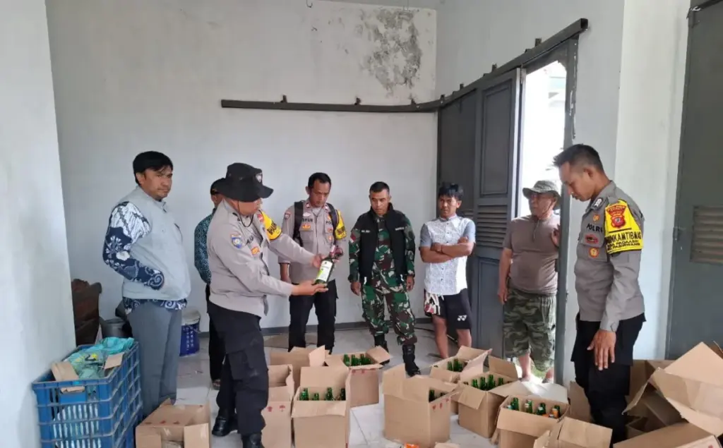 Jelang Nataru Polsek Pasirwangi Gerebek Gudang Miras, Puluhan Botol Diamankan Pasirwangi dan Satpol PP Kecamatan Pasirwangi saat menggerebek gudang miras. (Istimewa)