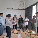 Pasirwangi dan Satpol PP Kecamatan Pasirwangi saat menggerebek gudang miras. (Istimewa)