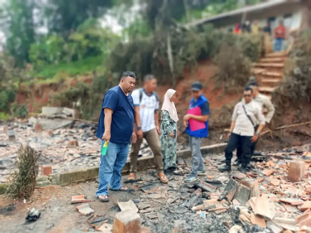 Dua Rumah Panggung Ludes Terbakar di Limbangan, Yudha Anggota DPRD Garut Serukan Kolaborasi Bantuan Yudha Puja Turnawan saat mengunjungi warga korban kebakaran dan memberikan bantuan