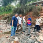 Yudha Puja Turnawan saat mengunjungi warga korban kebakaran dan memberikan bantuan