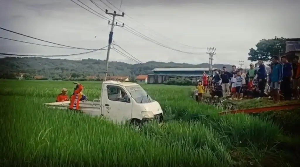 Mobil Pick Up Asal Tasikmalaya Bermuatan Tiga Motor Trail Terperosok ke Pesawahan Pameungpeuk Garut Mobil pick up yang terperosok membawa muatan 3 motor trail di Mancagahar Pameungpeuk Garut. (Istimewa)