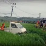 Mobil pick up yang terperosok membawa muatan 3 motor trail di Mancagahar Pameungpeuk Garut. (Istimewa)