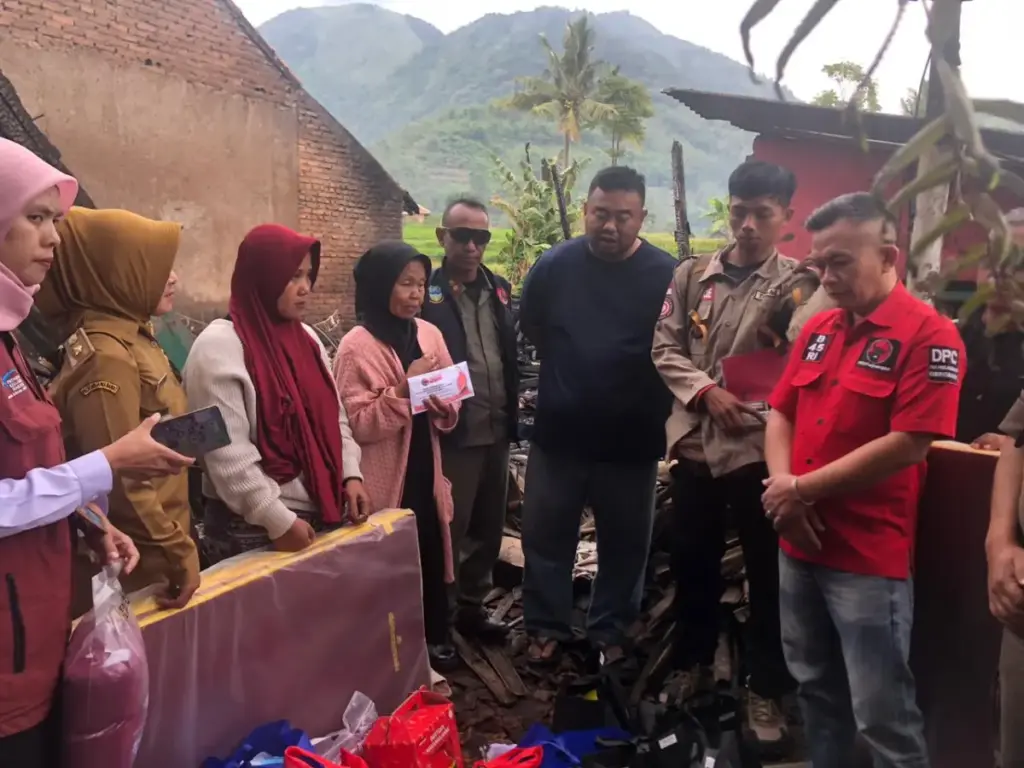 Anggota DPRD Garut, Camat Leles dan Kades Jangkurang meninjau rumah Wangsih yang ludes terbakar