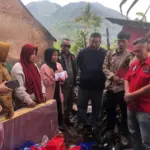 Anggota DPRD Garut, Camat Leles dan Kades Jangkurang meninjau rumah Wangsih yang ludes terbakar