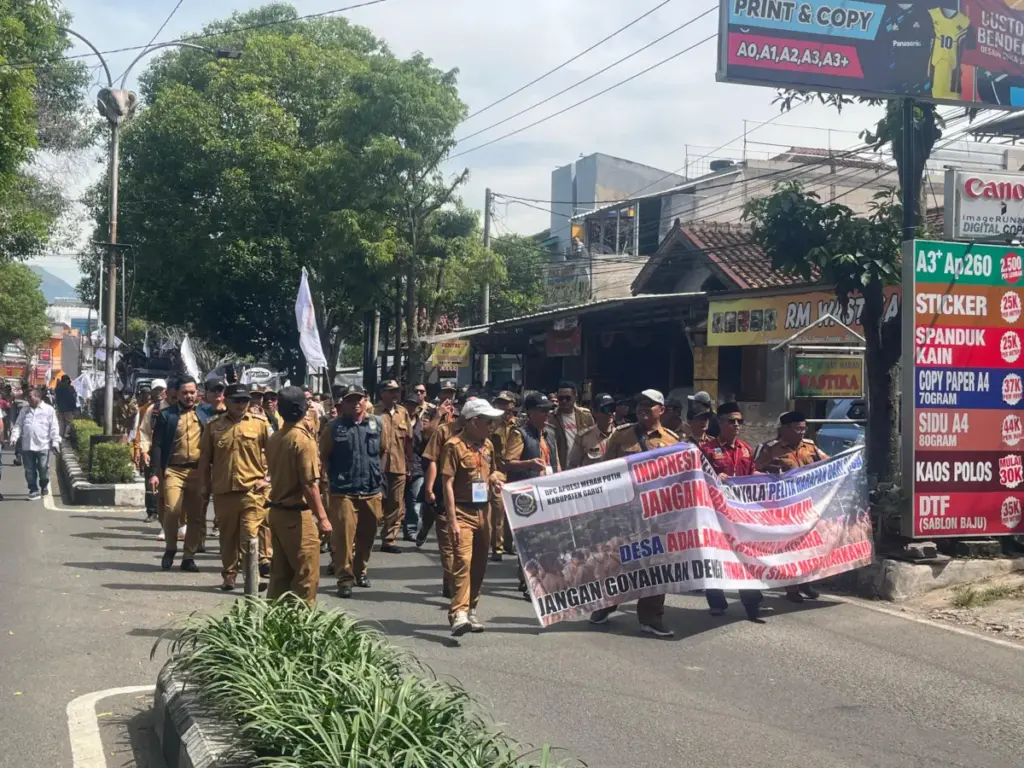 Kades dan Perangkat Desa Geruduk DPRD Garut, APDESI Soroti Dana Desa hingga MBG Para kepala Desa di Garut melakukan aksi demonstrasi ke kantor DPRD Garut. (Rizka/Radar Garut)