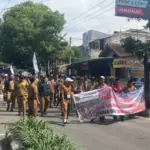 Para kepala Desa di Garut melakukan aksi demonstrasi ke kantor DPRD Garut. (Rizka/Radar Garut)