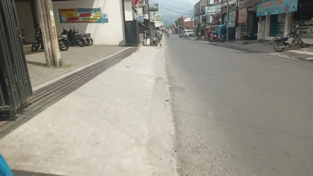 Jalan Samarang kawasan Palnunjuk. Drainasenya banyak yang tertutup oleh bangunan warga. (Feri/Radar Garut)