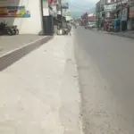 Jalan Samarang kawasan Palnunjuk. Drainasenya banyak yang tertutup oleh bangunan warga. (Feri/Radar Garut)