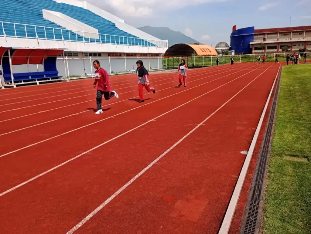 Atlet SLB saat mengikuti perlombaan atletik lari di lapangan Dalem Bintang komplek SOR RAA Adiwijaya
