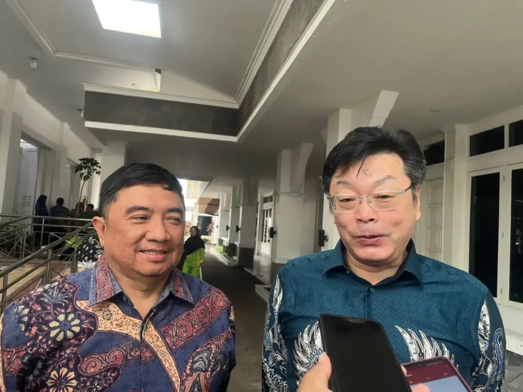 Bupati Garut, Abdusy Syakur Amin (kiri), Walikota Higashikawa Jepang, Mr.Honda (kanan). (Foto: Rizka/Radar Gar