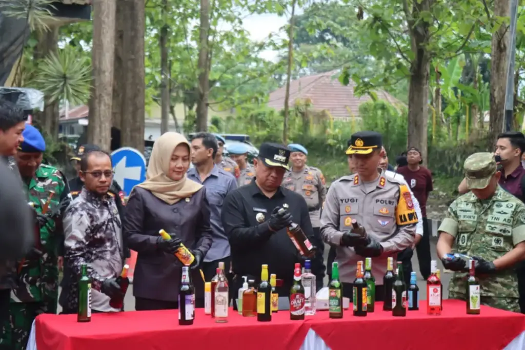 Ribuan Botol Miras Dimusnahkan Jelang Pengamanan Nataru 2025.(Istimewa)