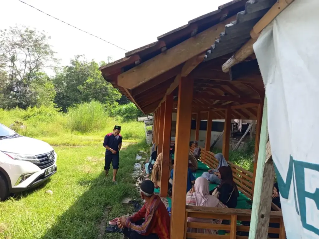 Gazebo di lahan parkir wisata ziarah Sunan Haruman, Cibiuk, digunakan beristirahat peziarah