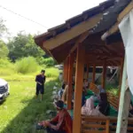 Gazebo di lahan parkir wisata ziarah Sunan Haruman, Cibiuk, digunakan beristirahat peziarah