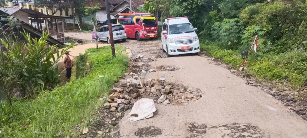 Akses Jalan Kabupaten di wilayah Ciparay - Cihurip Kecamatan Cihuri, Kabupaten Garut, mengalami kerusakan para