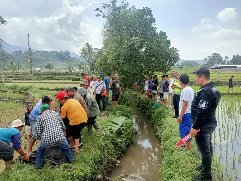Proses evakuasi penemuan mayat pria di sungai Cipala Garut.(Istimewa)