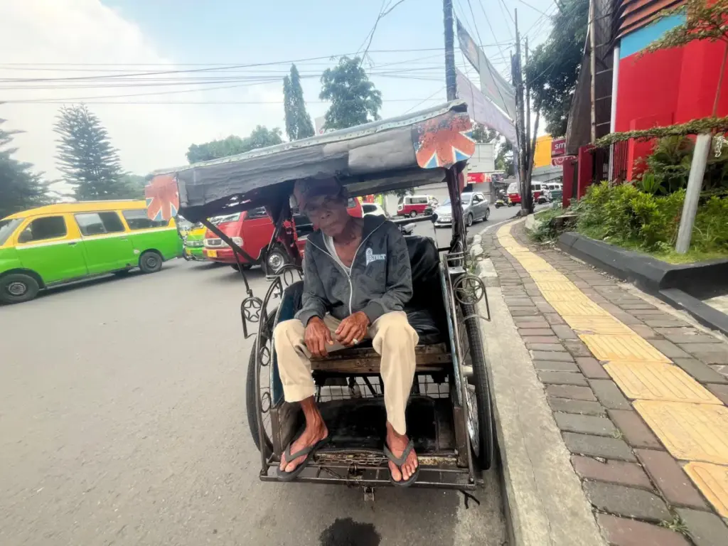 Uyun, tukang becak yang masih bertahan dari tahun 1981 hingga sekarang. (Rizka/Radar Garut)