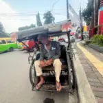 Uyun, tukang becak yang masih bertahan dari tahun 1981 hingga sekarang. (Rizka/Radar Garut)