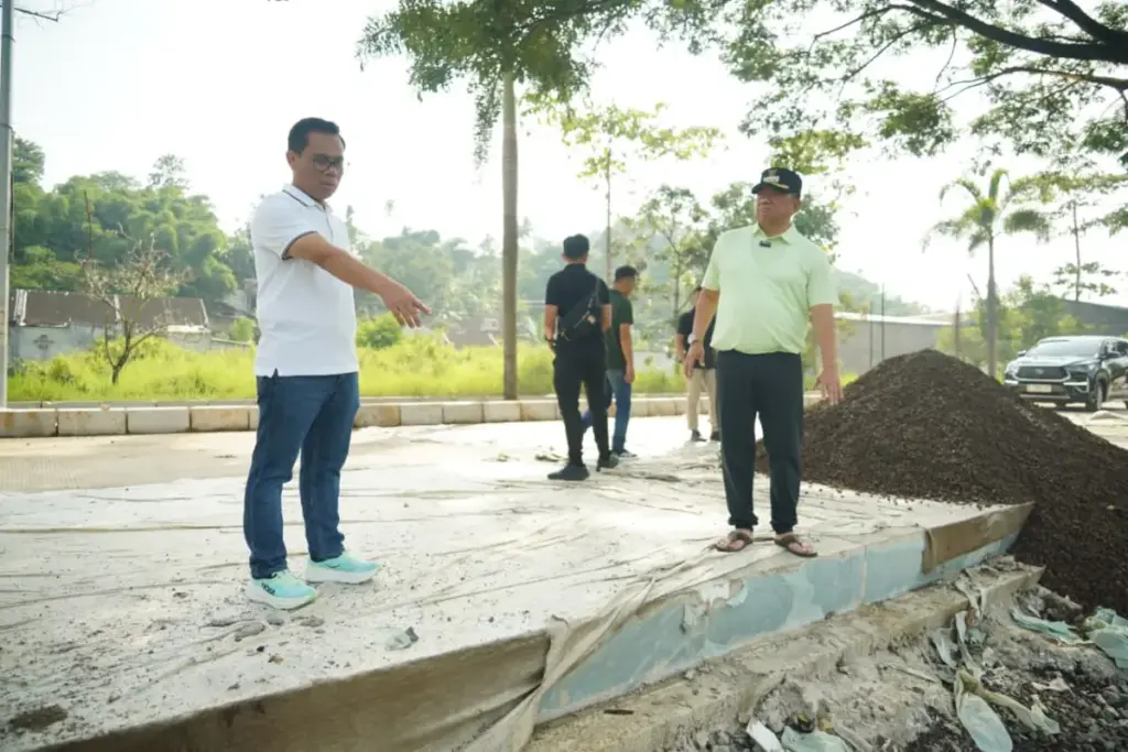 Bupati Garut dan Kadis PUPR monitoring Jalan Anwar Musadad beberapa waktu lalu (istimewa)