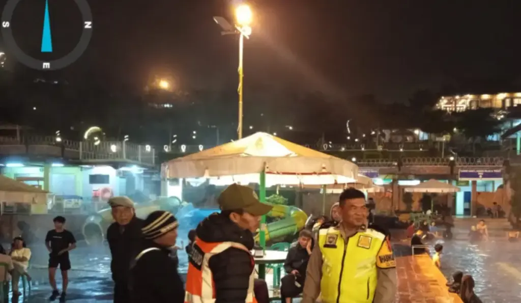 Pelaksanaan patroli malam di area wisata Pasirwangi Garut. (Istimewa)