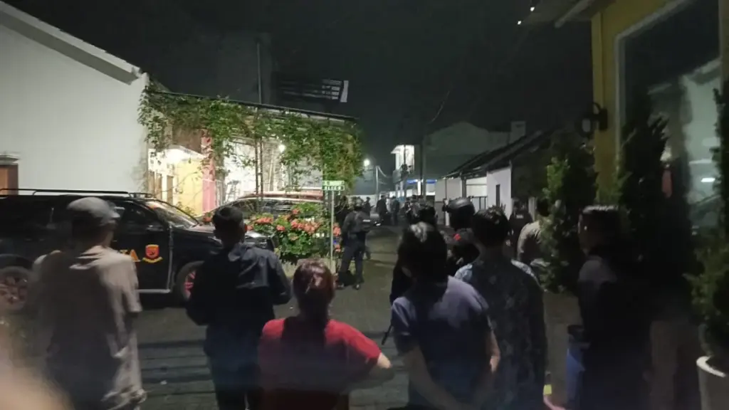 Densus 88 Antiteror Polri saat melakukan penggeledahan rumah di wilayah Kabupaten Garut