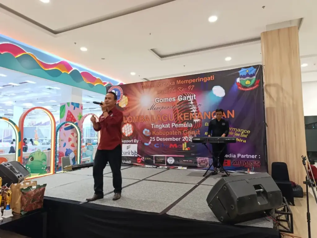 Ketua Umum Gomes Garut, H. Syarif Gea membawakan lagu di acara lomba Lagu Kenangan