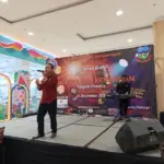 Ketua Umum Gomes Garut, H. Syarif Gea membawakan lagu di acara lomba Lagu Kenangan