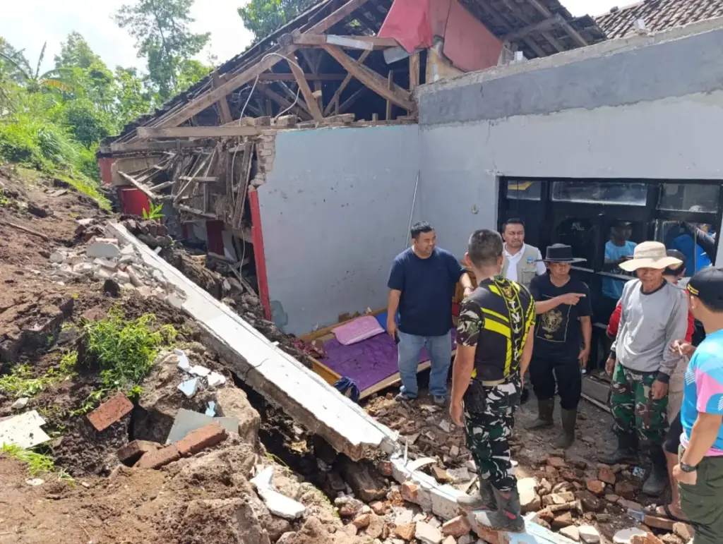Yudha Puja Turnawan bersama Camat, Babinsa, pemerintah desa dan Pengurus PDI Perjuangan meninjau rumah ambruk