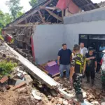 Yudha Puja Turnawan bersama Camat, Babinsa, pemerintah desa dan Pengurus PDI Perjuangan meninjau rumah ambruk