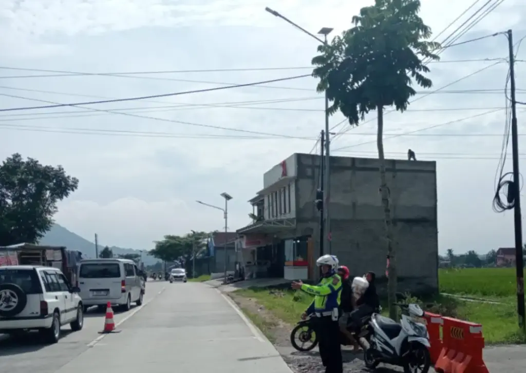 Volume Kendaraan Naik, Polres Garut Berlakukan One Way Leles-Tarogong Volume Kendaraan Naik, Polres Garut Berlakukan One Way Leles–Tarogong